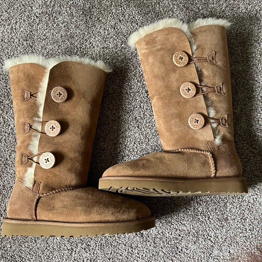 Uggs Womens BAILEY BUTTON TRIPLET II BOOT size 7